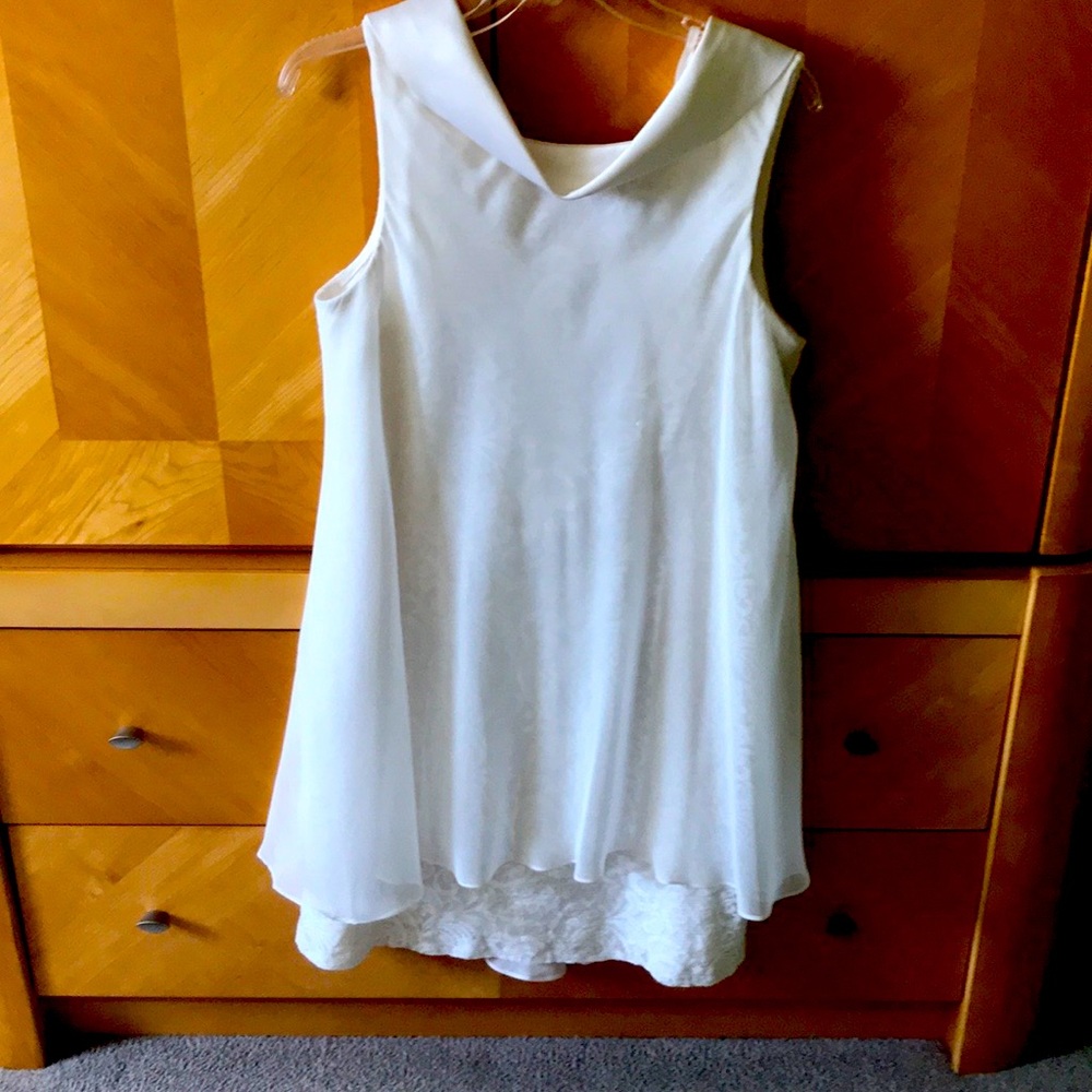 Zipper in the back ,style collar good for summer.